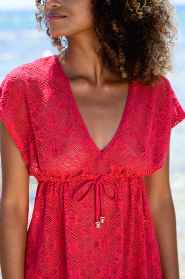 tunique de plage rachel red avec un décolleté en V et manche courte